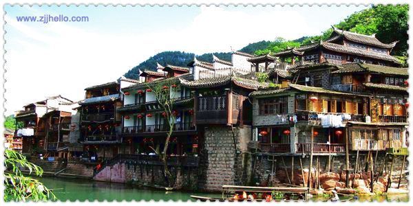 張家界、黃石寨、金鞭溪、袁家界、天子山、十里畫(huà)廊、黃龍洞、寶峰湖、天門(mén)山、鳳凰古城四日游